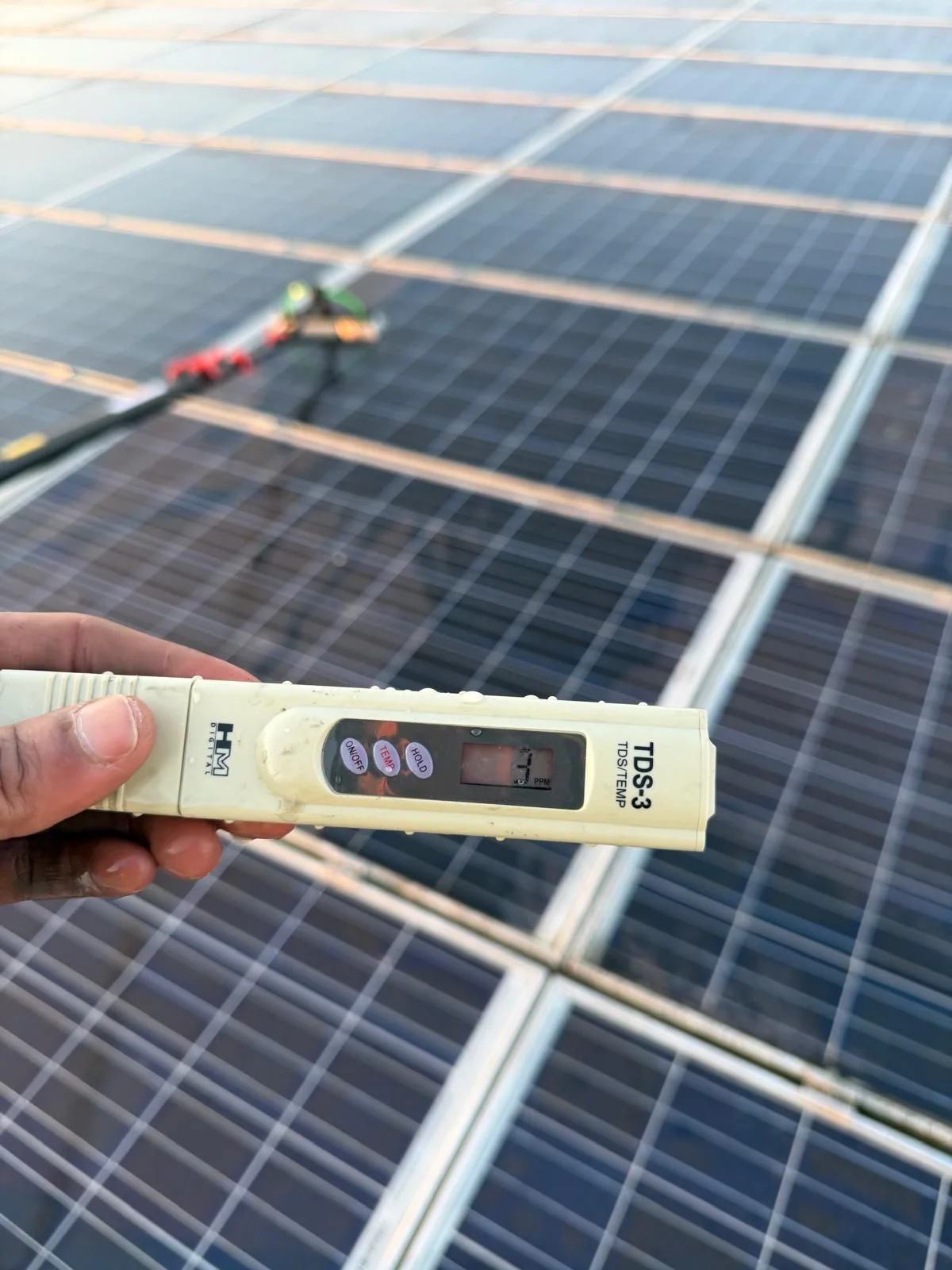 Misurazione TDS dell'acqua osmotizzata utilizzata da Fulgur Service per la pulizia di pannelli fotovoltaici