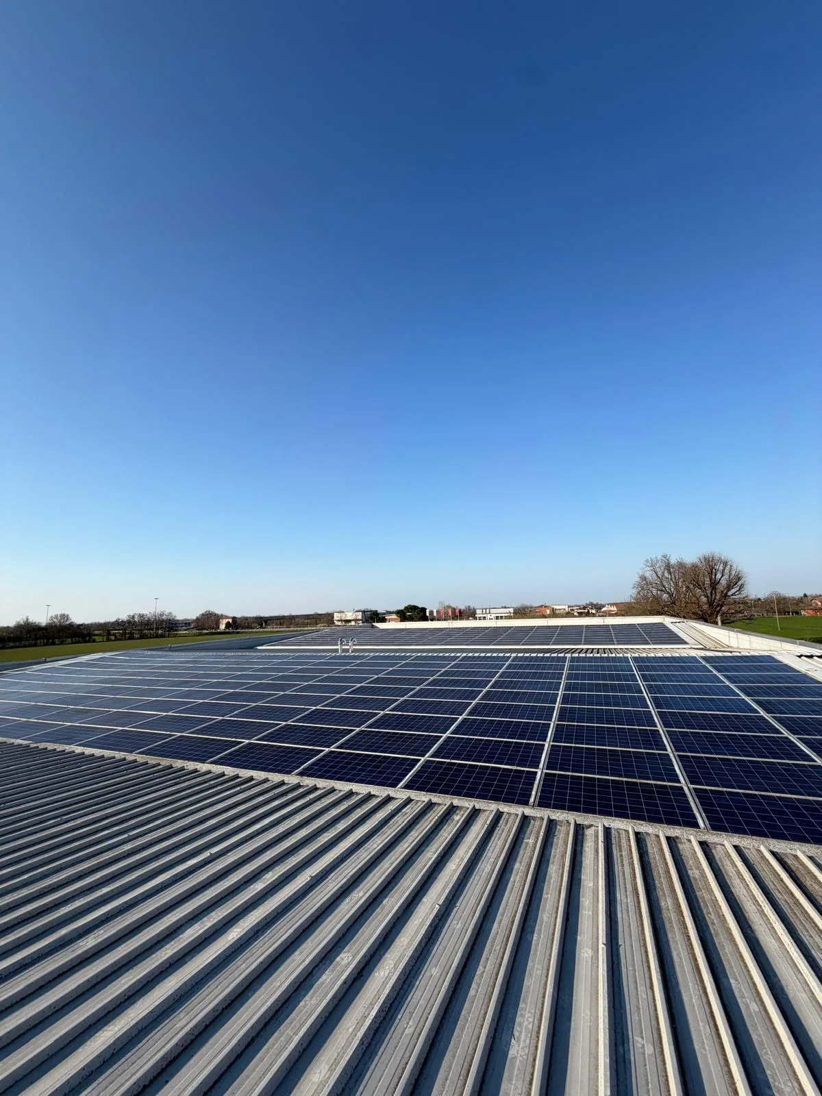 Vista dell'impianto fotovoltaico aziendale in copertura presso SGIG dopo la pulizia professionale
